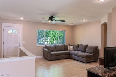 Awesome living room w lrg pict window and great security door. | Image 3