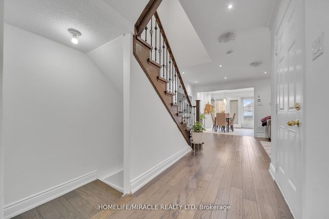 93 Crystal Glen Cres, House attached with 4 bedrooms, 4 bathrooms and 2 parking in Brampton ON | Image 8