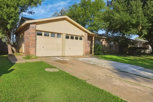 4912 Sandalwood Ln, Arlington, TX, 76017-6048 | Card Image