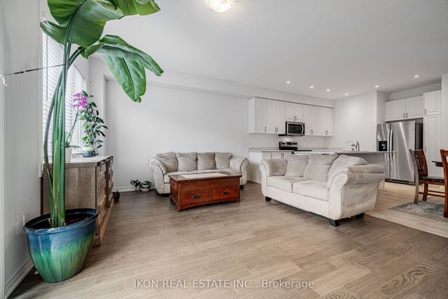 33 Robb Thompson Rd, House attached with 3 bedrooms, 3 bathrooms and 3 parking in Mount Albert ON | Image 10