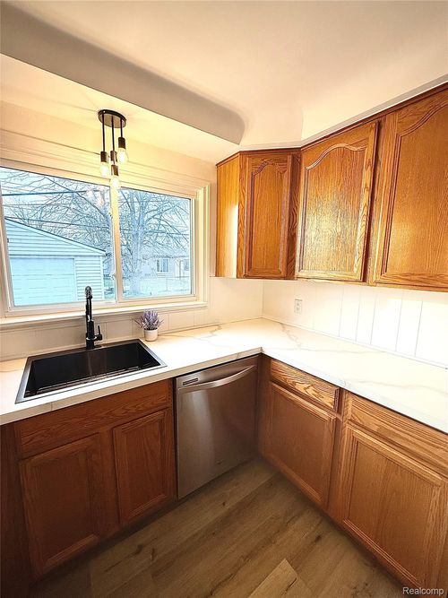 29581 Rosemont St, Roseville, MI, 48066-1911 | Card Image