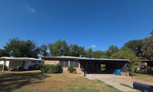 211 Paloma St, Winters, TX, 79567-5319 | Card Image