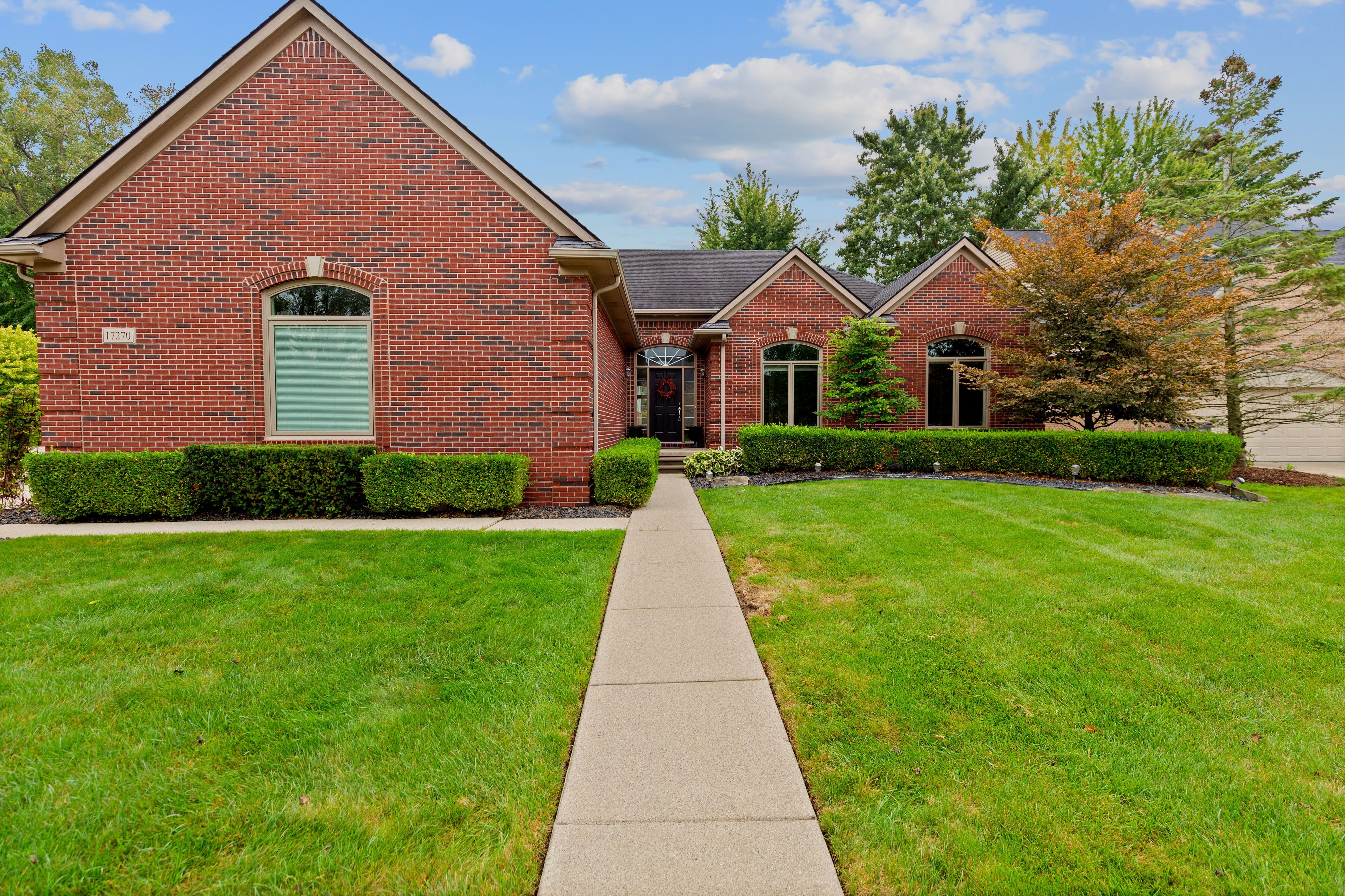 Devonshire Ct, Clinton Township, MI 48038