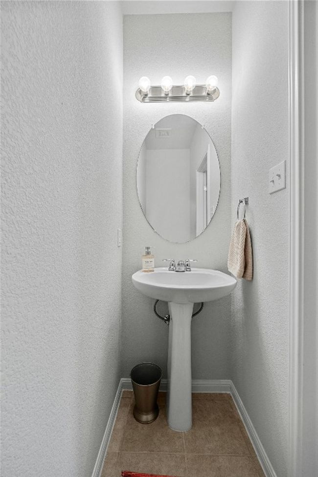 1/2 bath downstairs at foyer | Image 15