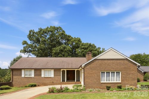 3721 9th Street Dr Ne, Hickory, NC, 28601-9628 | Card Image