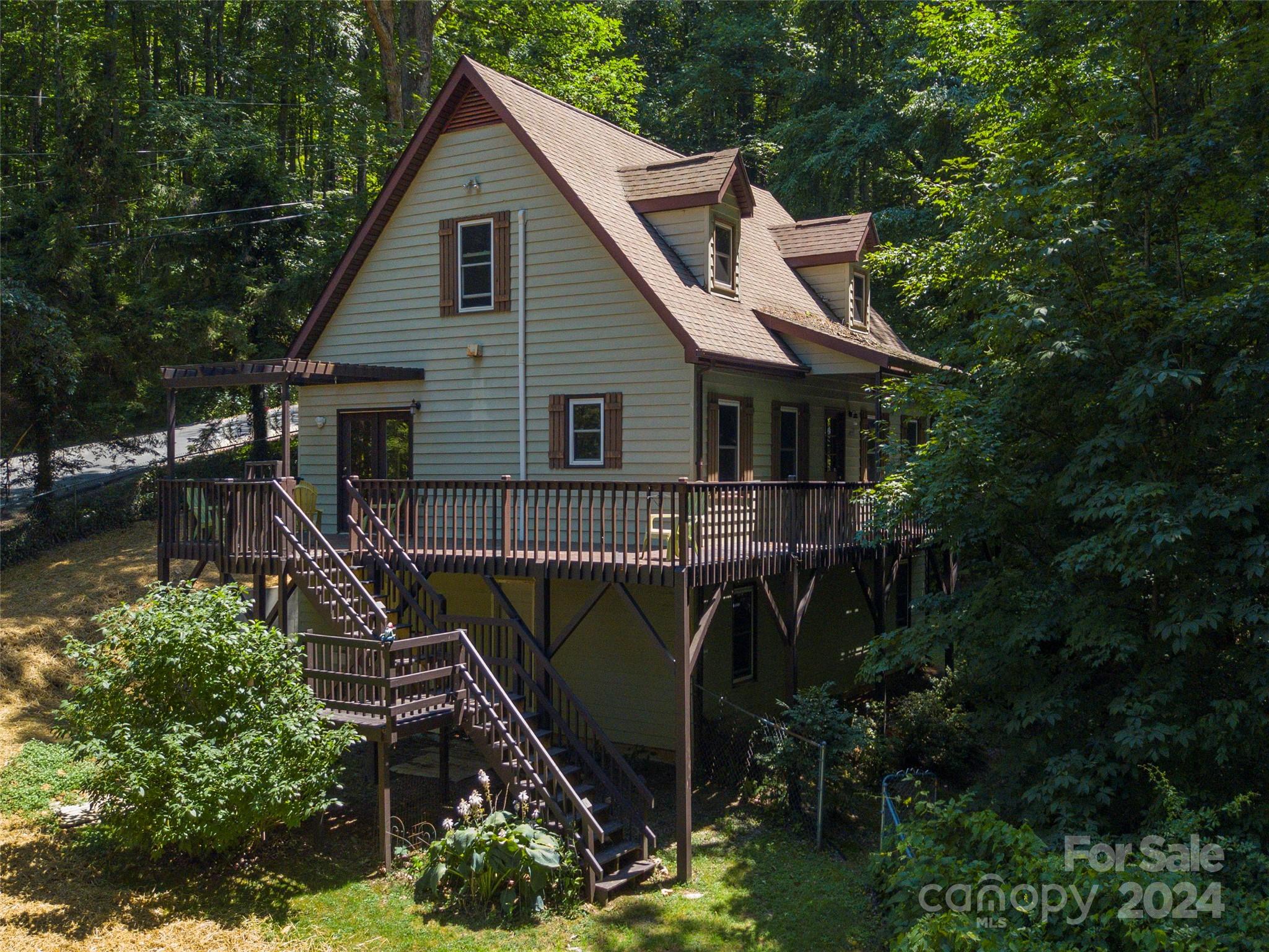 Apple Creek Rd, Waynesville, NC 28786