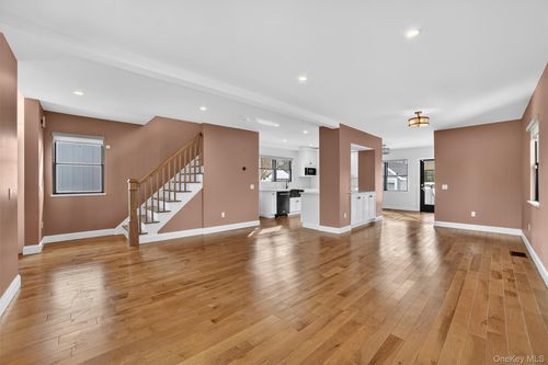 61 Storey Ln, Yonkers, NY, 10710-4411 | Card Image