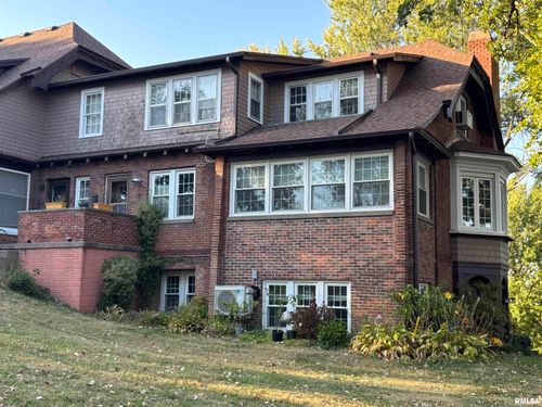 2 Breezy Point Rd, Clinton, IA, 52732-3669 | Card Image