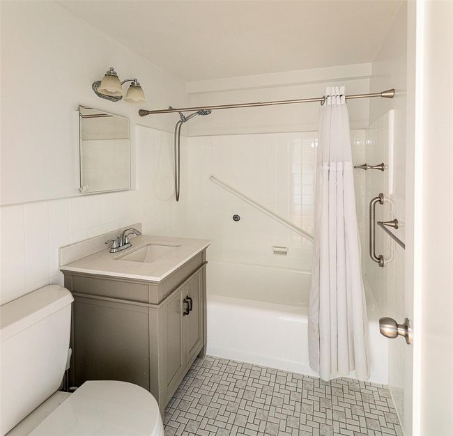 Full bath in second bedroom includes tub/shower | Image 17