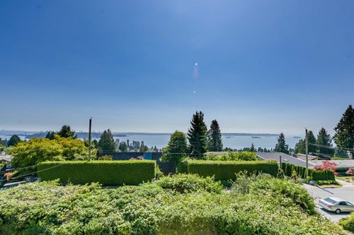 2365 Queens Ave, West Vancouver, BC, V7V2Y7 | Card Image