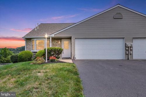 64-2475 Pin Oak Dr, YORK, PA, 17406-7507 | Card Image