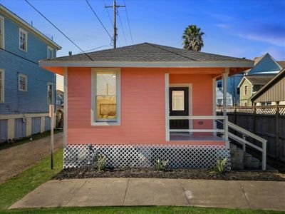 511 13th Street, House other with 2 bedrooms, 1 bathrooms and null parking in Galveston TX | Image 2