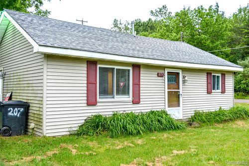 8136 Nixon Ave, Mount Morris, MI, 48458-1310 | Card Image