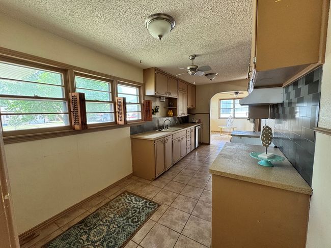 2203 40 Th St, House other with 3 bedrooms, 1 bathrooms and 2 parking in Snyder TX | Image 5