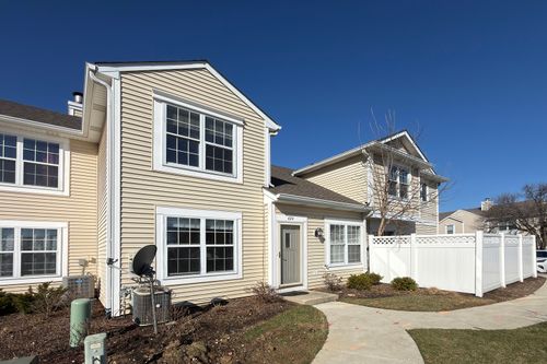 424 Le Parc Cir, Buffalo Grove, IL, 60089-6910 | Card Image