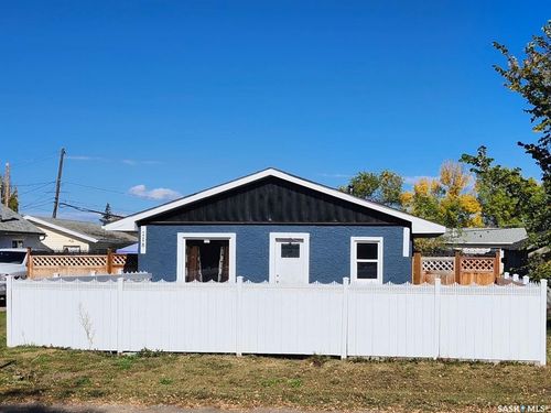 218 2nd Ave, Maidstone, SK, S0M1M0 | Card Image