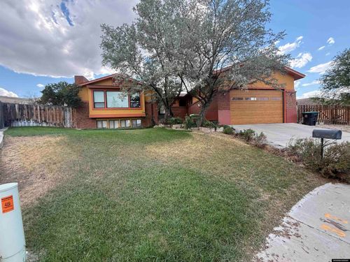 555 Waggener Cir, Green River, WY, 82935-4928 | Card Image