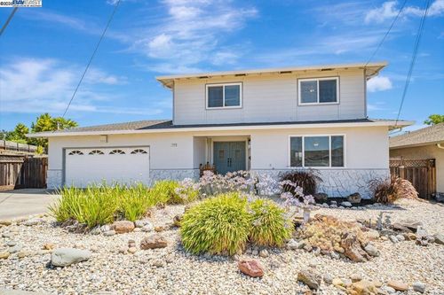 17824 Apricot Way, Castro Valley, CA, 94546-2325 | Card Image