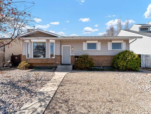 32 Smeaton Ave Se, Medicine Hat, AB, T1B3Y8 | Card Image