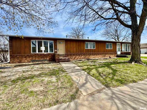 2003 Pershing Blvd, Clinton, IA, 52732-2524 | Card Image