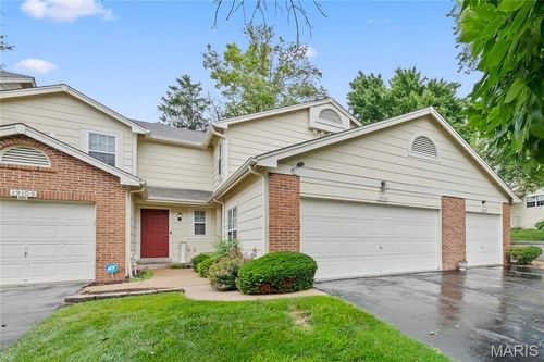 12107 Autumn Lakes Dr, Maryland Heights, MO, 63043-4901 | Card Image