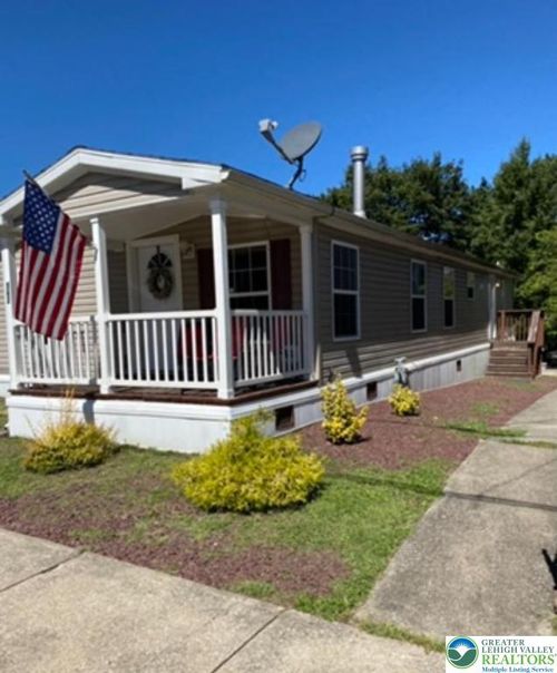 562 W Franklin St, Slatington, PA, 18080-1607 | Card Image