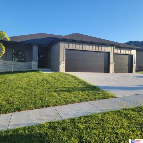 8915 Rock River Rd, Lincoln, NE, 68520-1123 | Card Image