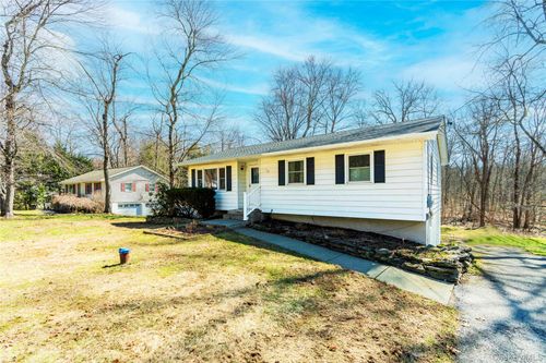 122 S Vacation Dr, Wappingers Falls, NY, 12590-6576 | Card Image
