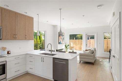 4-2118 Pentland Rd, Victoria, BC, V8S2W4 | Card Image