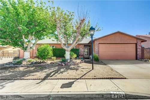 704 Willow Ave, Henderson, NV, 89002-8340 | Card Image