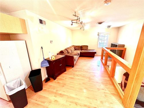 42 Broadway, Newport, RI, 02840-2938 | Card Image