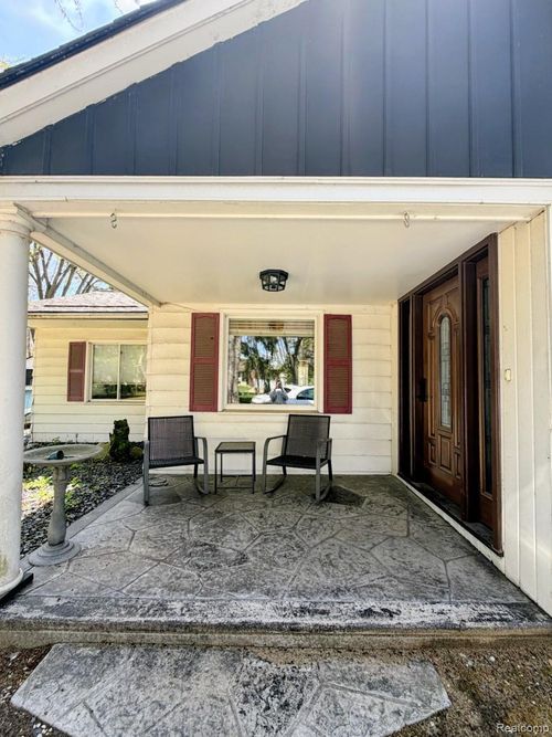 8420 Pacton Dr, Shelby Township, MI, 48317-3323 | Card Image