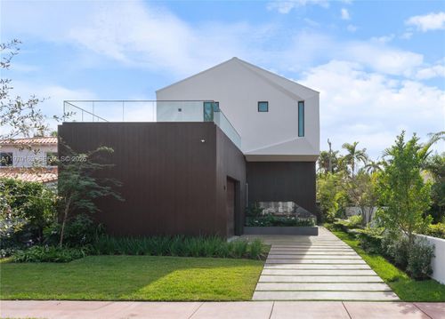 536 W 51st St, Miami Beach, FL, 33140-2611 | Card Image