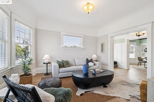 661 43rd St, Oakland, CA, 94609-1839 | Card Image