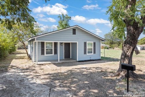 313 Nagel St, Seguin, TX, 78155-6913 | Card Image