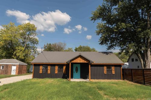 520 E Main St, Pekin, IN, 47165-7814 | Card Image