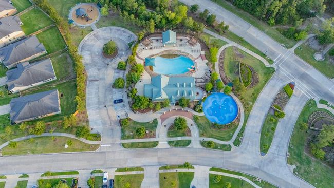 Community pool with splash pad and beach entry | Image 9