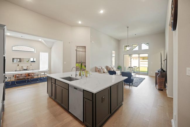 Adorned with a tasteful breakfast bar, the island seamlessly blendspracticality with style, making it theperfect place for quick meals orsocializing while cooking. | Image 8