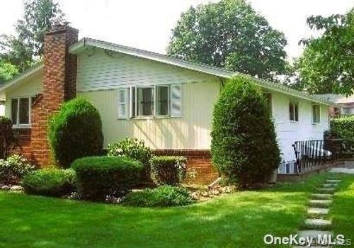 18 Manhattan Pl, Huntington, NY, 11743-3813 | Card Image