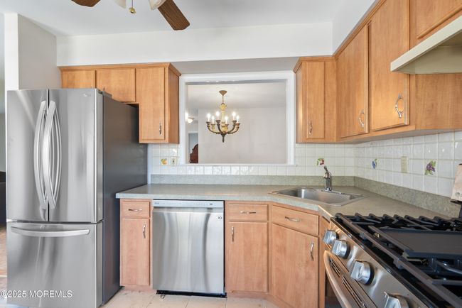 12-1 - 437 Hampton Ct, Condo with 2 bedrooms, 2 bathrooms and 1 parking in Manalapan NJ | Image 9