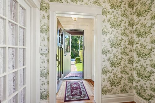 18 Chippewa Rd, Yonkers, NY, 10710-5104 | Card Image