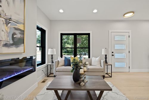 334 Romeo Rd, Rochester, MI, 48307-1560 | Card Image