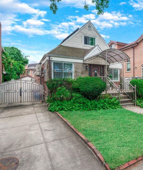 5640 Francis Lewis Blvd, Oakland Gardens, NY, 11364-1635 | Card Image