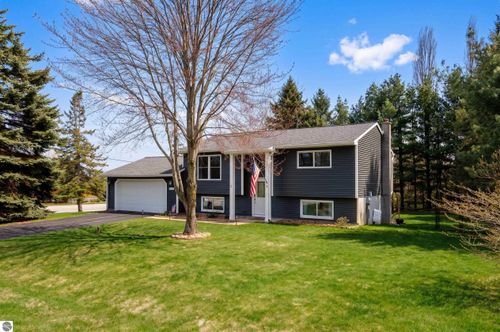 4005 Hearthside Dr, Traverse City, MI, 49684-8941 | Card Image