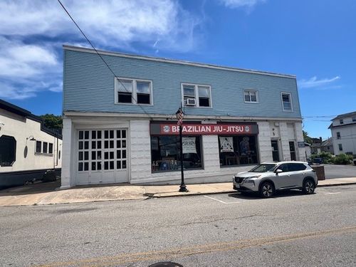33 Railroad Ave, Westerly, RI, 02891-1817 | Card Image