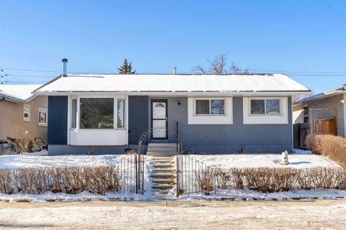 427 Penswood Road Se, Home with 5 bedrooms, 2 bathrooms and 4 parking in Calgary AB | Card Image