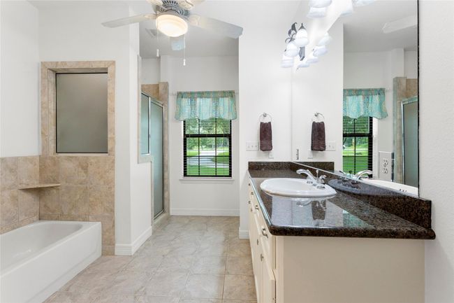 Large Hallway bath with hard to find separate tub/shower. | Image 24