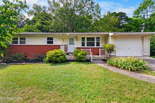 2001 Nandina Dr, Knoxville, TN, 37912-3330 | Card Image