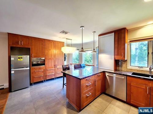 107 Roosevelt Pl, Palisades Park, NJ, 07650-1119 | Card Image