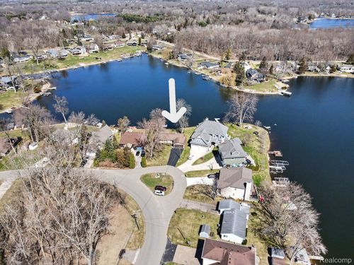 11591 Pleasant View Dr, Pinckney, MI, 48169-9558 | Card Image